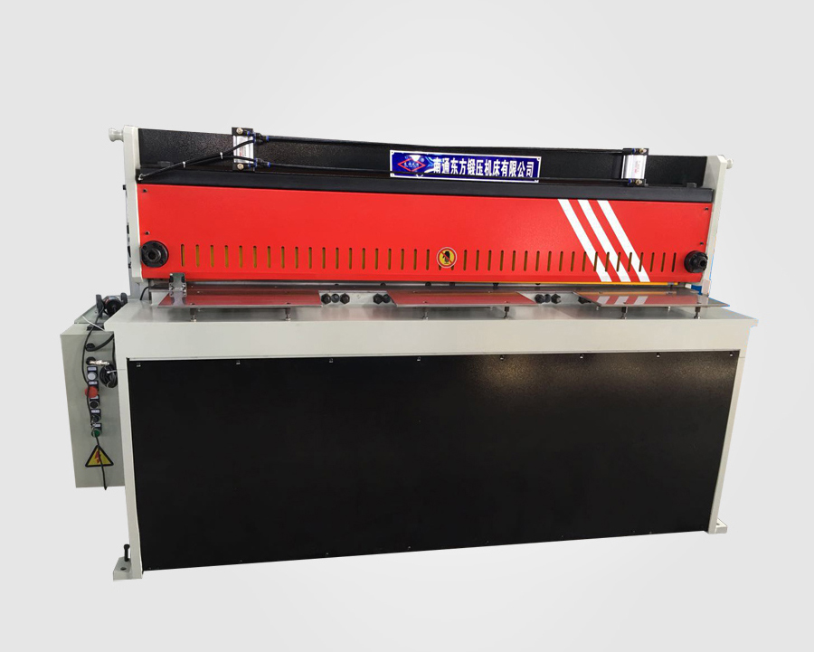 QH11GD滚动导轨精密剪板机